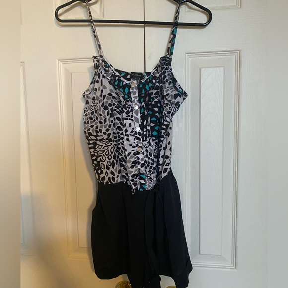 Guess romper - Picture 1 of 3